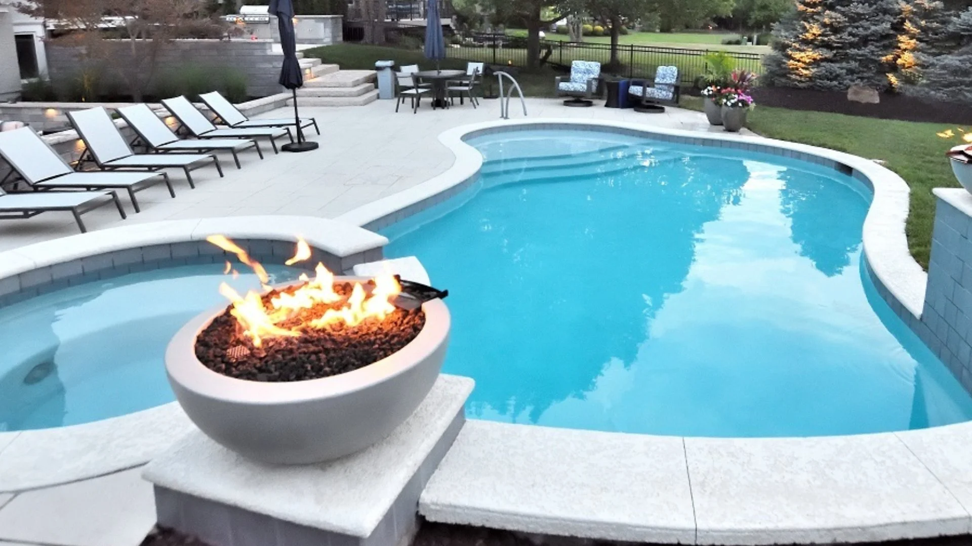 Gunite Pools: Weighing the Pros & Cons