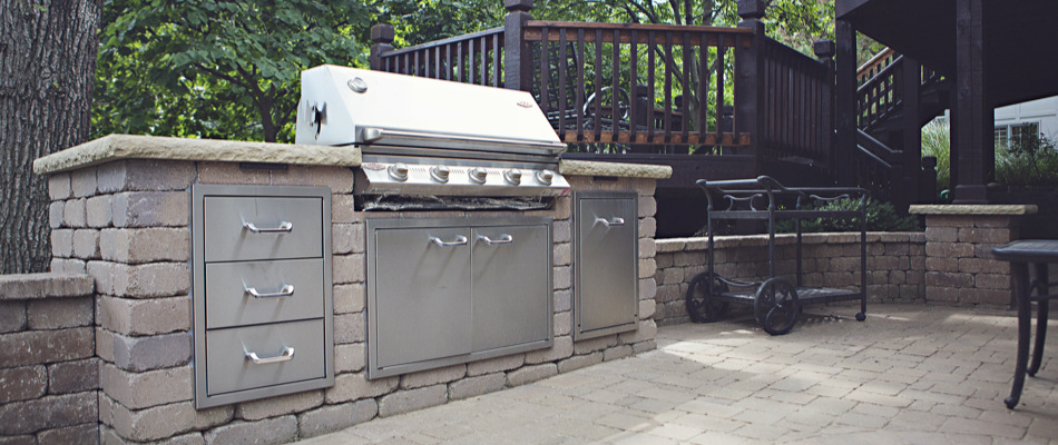 A beautiful new outdoor kitchen, patio, and seating walls in Leawood, KS.