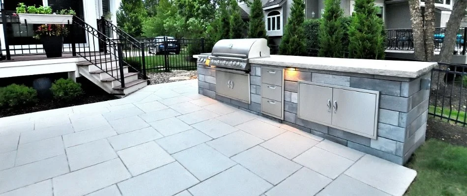 Paver patio in Spring Hill, KS, with an outdoor kitchen.
